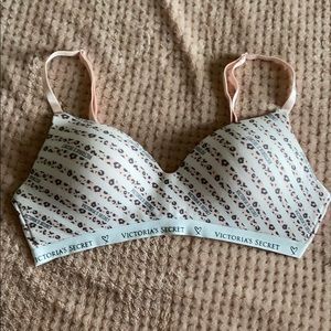 VS t-shirt lightly lined wireless 38B bra